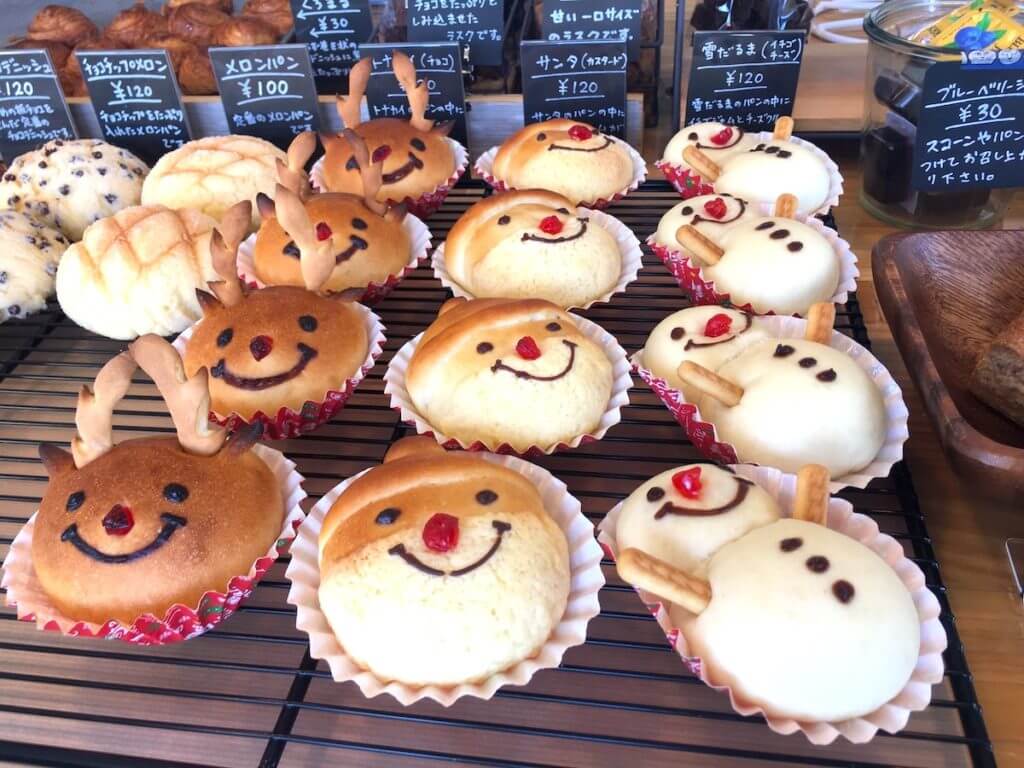 サンタ（カスタード）、雪だるま（いちごチーズ）、トナカイ（チョコ）